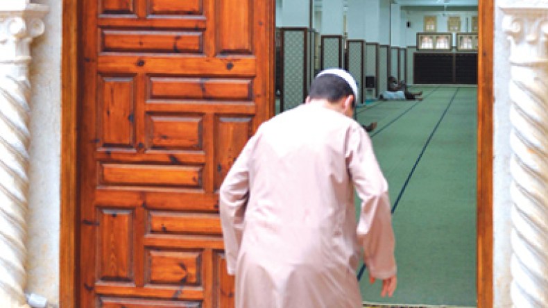 الأئمة الموقوفون:الوقوف للنشيد الوطني ليس شركا بالله