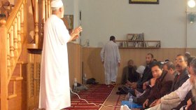 مصلون يمنعون إماما من صلاة الجمعة في البويرة!