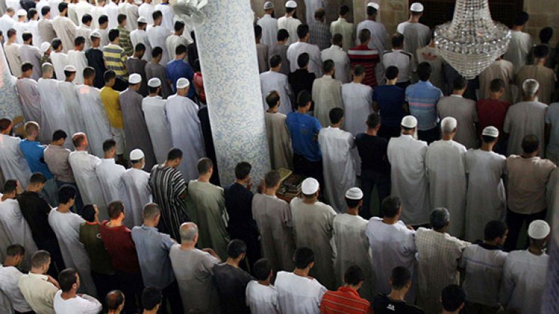 أئمة مساجد بسكيكدة يدافعون عن الأستاذة “صباح”