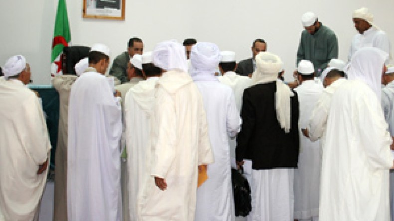 أئمة  المساجد  يلتزمون  بتعليمة  غلام  الله  ويدعون  للتهدئة  ونبذ  العنف