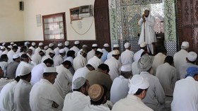 مصلون يُنزِلون أئمة من المنابر ويطردونهم من المساجد