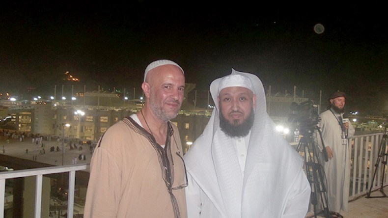 بعض الشباب يطلبون الفتوى حتى من سائقي الحافلات!