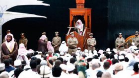 خطيب المسجد الحرام يحذر من الطائفية