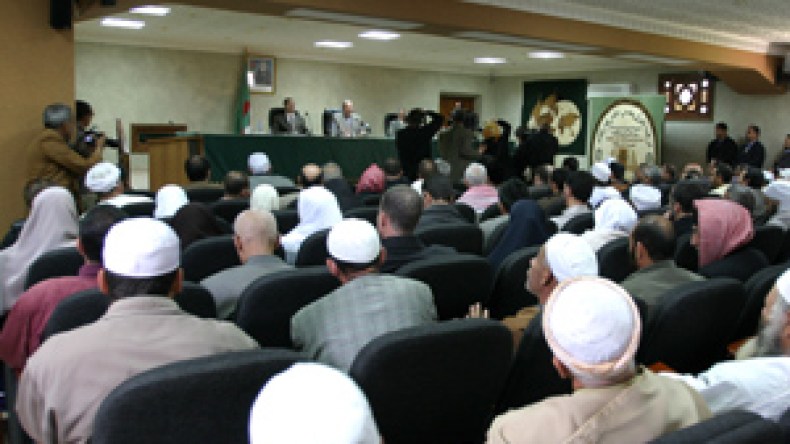 أئمة المساجد يعارضون نزع خمار المرأة في الوثائق البيومترية