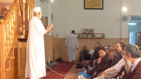 “مصلّون” يعتدون على مؤذن داخل مسجد بالمدية