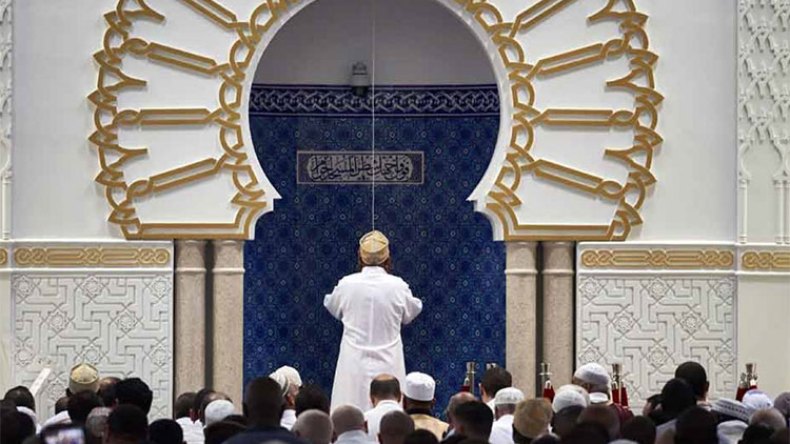 قبضة حديدية بين فرنسا والجزائر بسبب الأئمة!