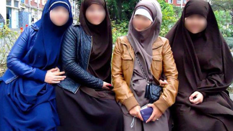 اخلعي هذا الجلباب!