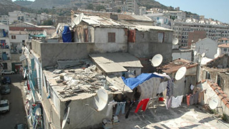 أزيد من مائة ألف مسكن فوضوي بسطوح وأقبية العمارات