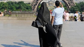 فرنسا تتراجع عن مراجعة اتفاقية الهجرة لسنة 68 مع الجزائر