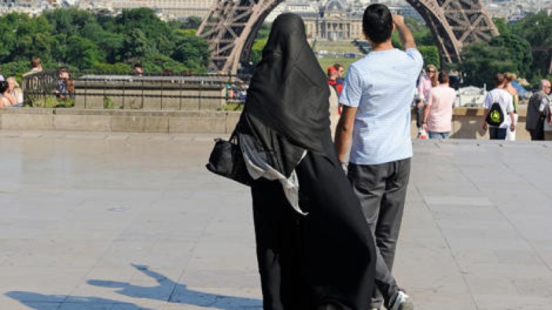 فرنسا تتراجع عن مراجعة اتفاقية الهجرة لسنة 68 مع الجزائر