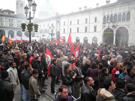 Italie: des Harragas menacent de commettre un suicide collectif