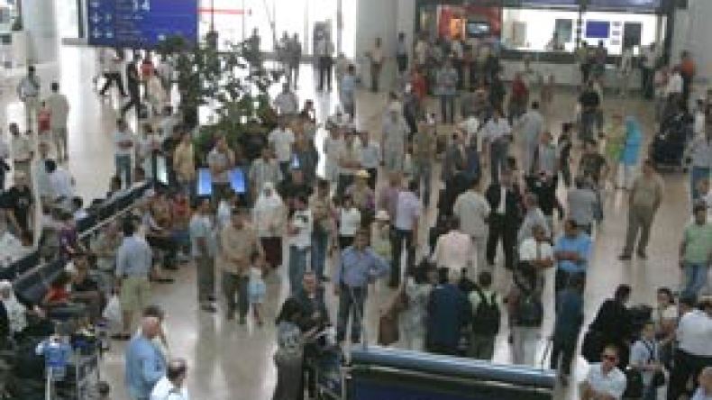 فوضى وطوابير بالمطارات والموانئ خلال عودة المغتربين