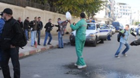 بطالون يتظاهرون وينقذون شابا من الانتحار حرقا