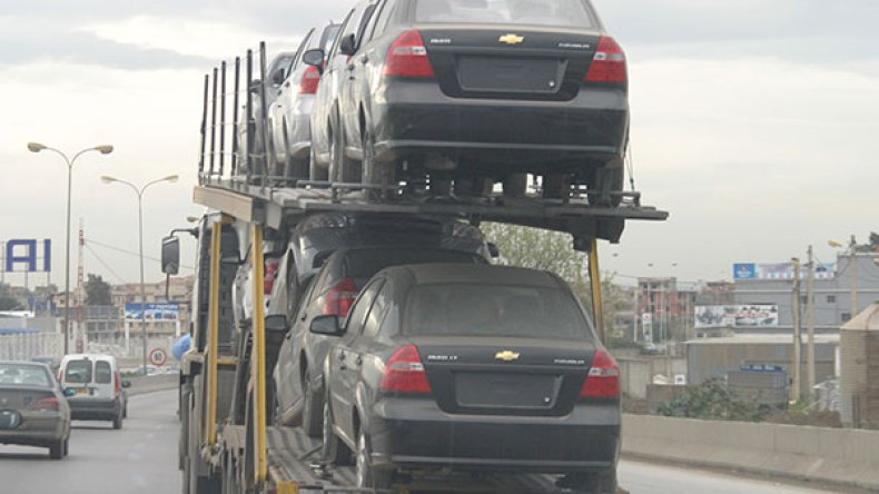 رخص الاستيراد وقعت “تحت الطاولة” و30 ألف سيارة فقط في 2016