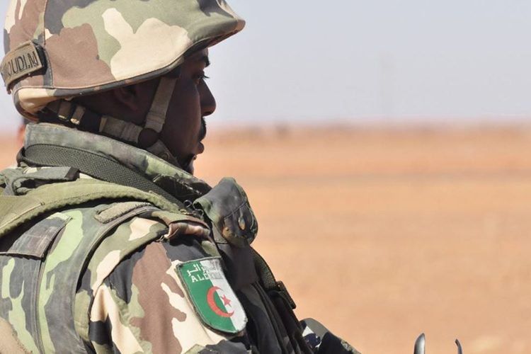 Adrar: Un terroriste se rend aux autorités militaires