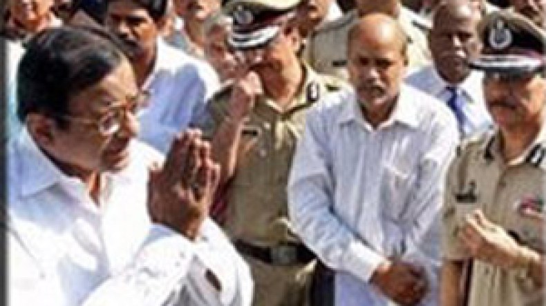 صحافي يقذف حذاءه على وزير الداخلية الهندي