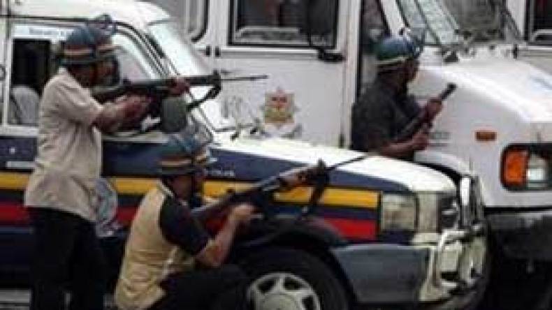 جزائري يصل باريس ضمن مجموعة من 77 ناجيا من تفجيرات مومباي