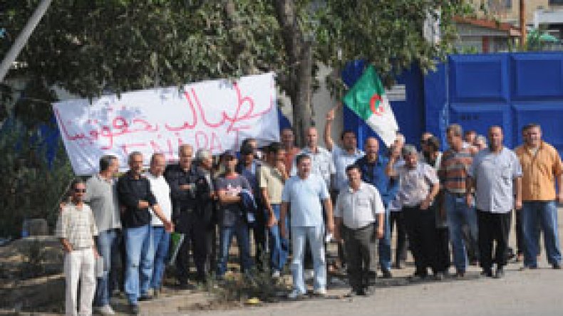 عمال مؤسسة “إينابات” يستنكرون قرار التصفية ويطالبون بلجنة تحقيق
