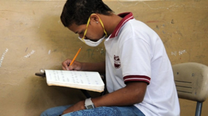 الإضرابات وأنفلونزا الخنازير تلغمان الموسم الدراسي