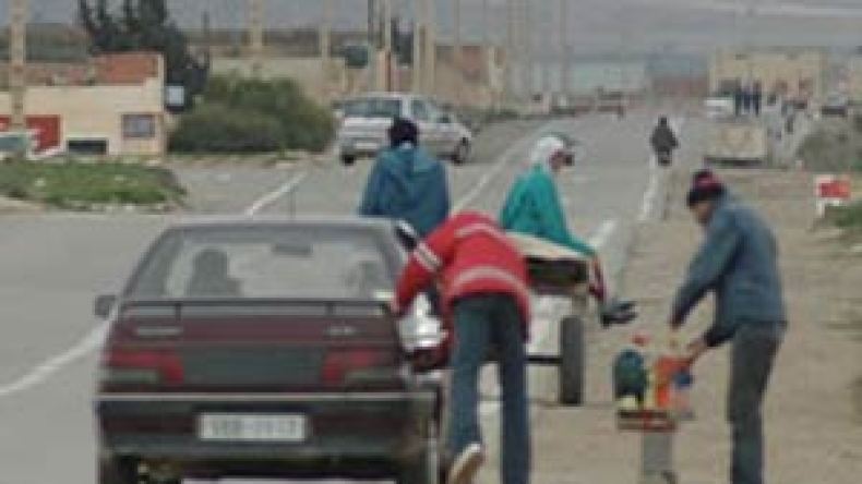 عصابات التهريب تهرّب الوقود لتونس و”الملوخية” للجزائر