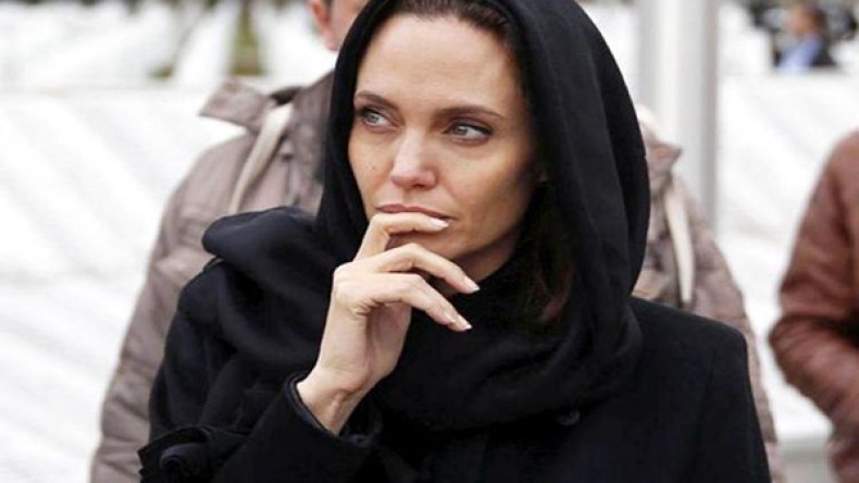 أنجلينا جولي تبكي في أحضان امرأة عراقية