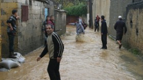 قطع طرق رئيسية وسقوط أعمدة كهربائية في فيضانات ببشار وأدرار