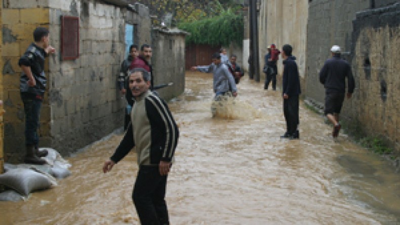 قطع طرق رئيسية وسقوط أعمدة كهربائية في فيضانات ببشار وأدرار