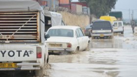 سكان يحتجون، بنايات مهددة بالانهيار والسيول تغرق أحياء وشوارع