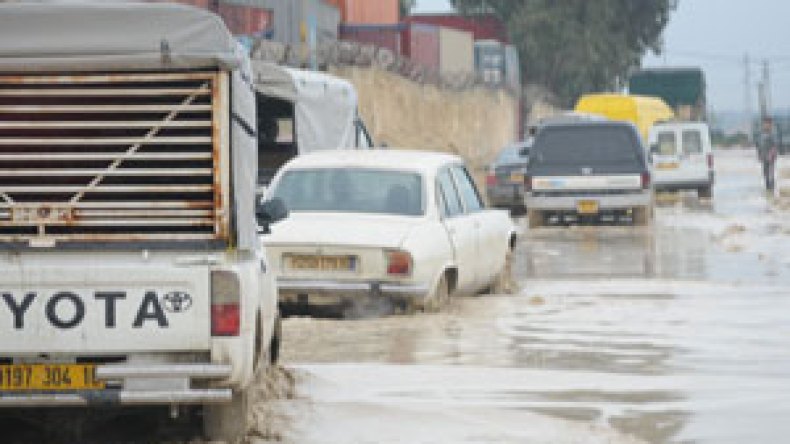 سكان يحتجون، بنايات مهددة بالانهيار والسيول تغرق أحياء وشوارع