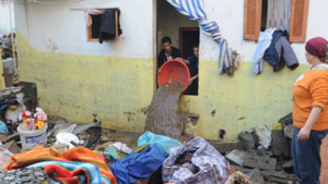 إخلاء مساكن 35 عائلة بمستغانم و غلق محو طريق بوهران