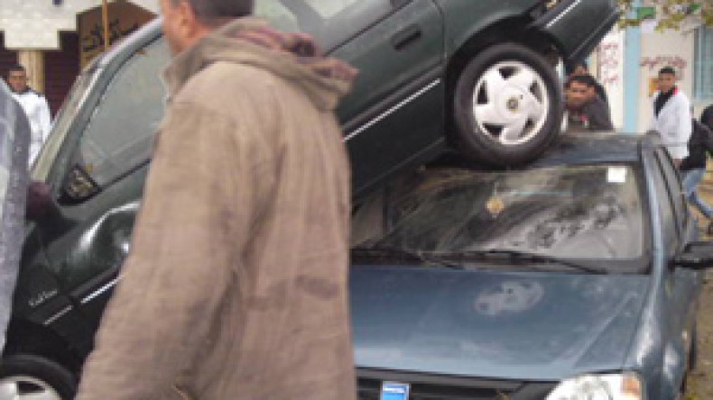 تساقط‭ ‬الصخور‭ ‬بفجّ‭ ‬الاخضرية‭ ‬‮”‬يُمرمد‮”‬‭ ‬راكبي‭ ‬50‭ ‬ألف‭ ‬سيارة‭..‬‮ ‬و8‭ ‬ساعات‭ ‬للوصول‭ ‬الى‭ ‬العاصمة