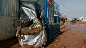 قتلى وجرحى وانهيارات والسيول تجرف السيارات إلى البحر