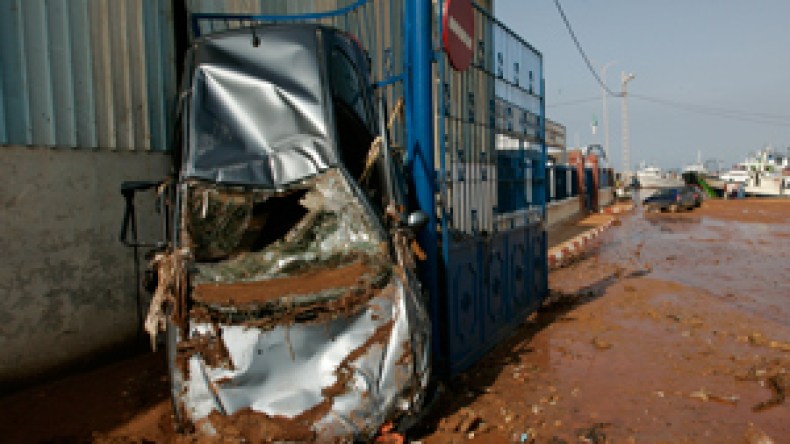 قتلى وجرحى وانهيارات والسيول تجرف السيارات إلى البحر