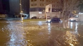 الفيضانات تغمر مساكن وتغلق عدّة طرقات بوهران