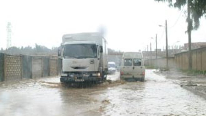 3 قتلى وخسائر مادية جراء فيضان وديان نائمة غرب البلاد