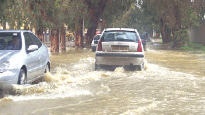 التقلبات الجوية: فقدان شخص بالعاصمة وخسائر بعدة ولايات