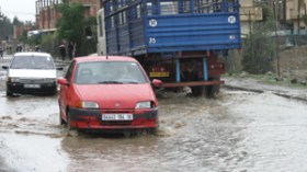 البلديات تهمل قنوات صرف مياه الأمطار وتتسبب في تشريد العائلات