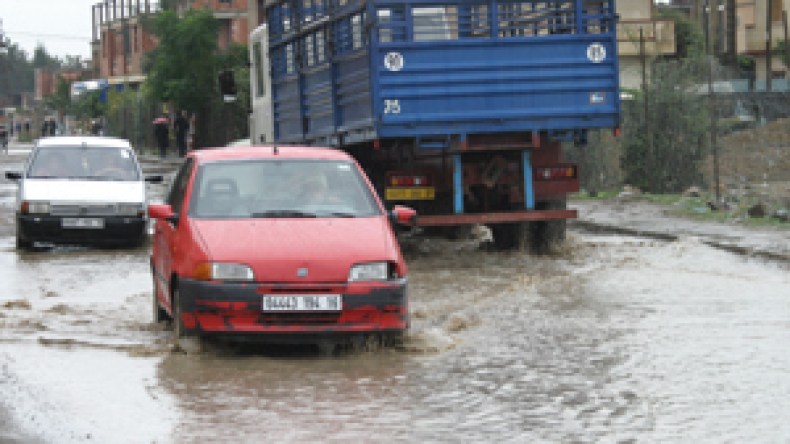 البلديات تهمل قنوات صرف مياه الأمطار وتتسبب في تشريد العائلات