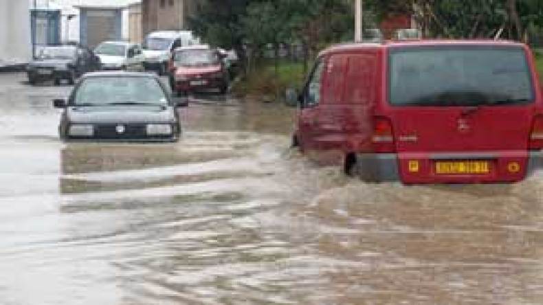 طرق مقطوعة أمام حركة المرور في عدة ولايات