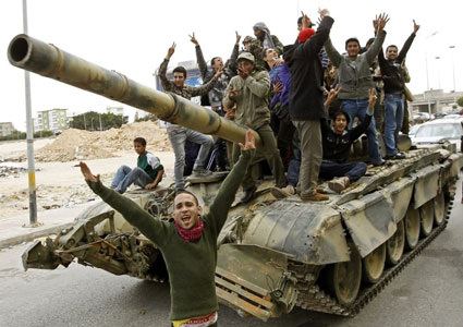 Libye: les rebelles regagnent du terrain