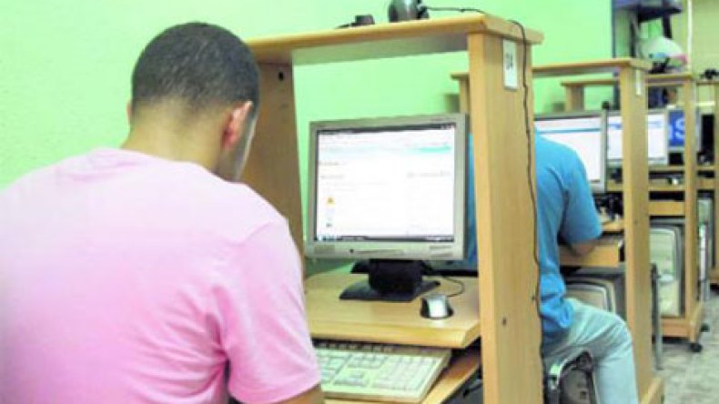 شاب يحاول الانتحار بسبب الإنترنت!