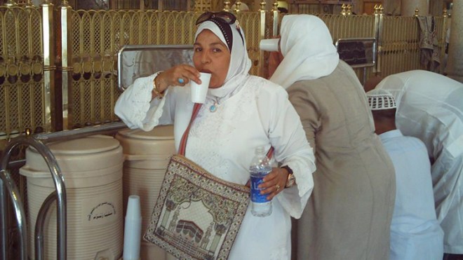 “سألت الأئمة وأجازوا لي الغناء وحوّلت مساري للمديح الديني”.