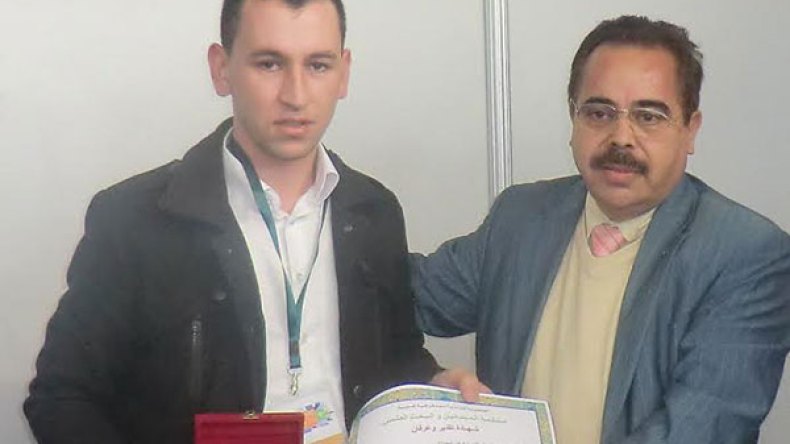 شاب يخترع آلات إعادة التأهيل الحركي ويعالج بها المرضى