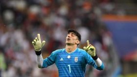 حارس المرمى الإيراني.. لِكرة القدم أم لِكرة اليد؟!