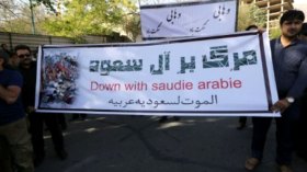 متظاهرون إيرانيون يرددون “الموت لآل سعود” أمام السفارة السعودية في طهران