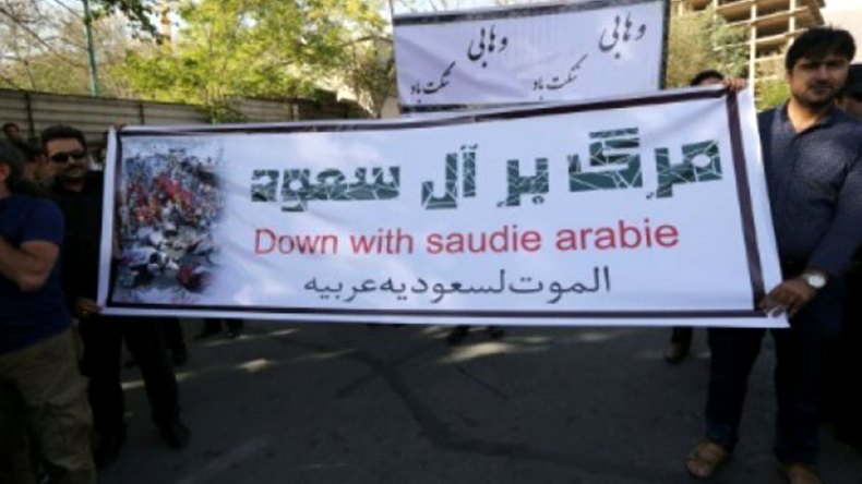 متظاهرون إيرانيون يرددون “الموت لآل سعود” أمام السفارة السعودية في طهران