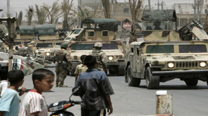 مقتل 25 عراقيا في تفجير انتحاري استهدف رتلا عسكريا