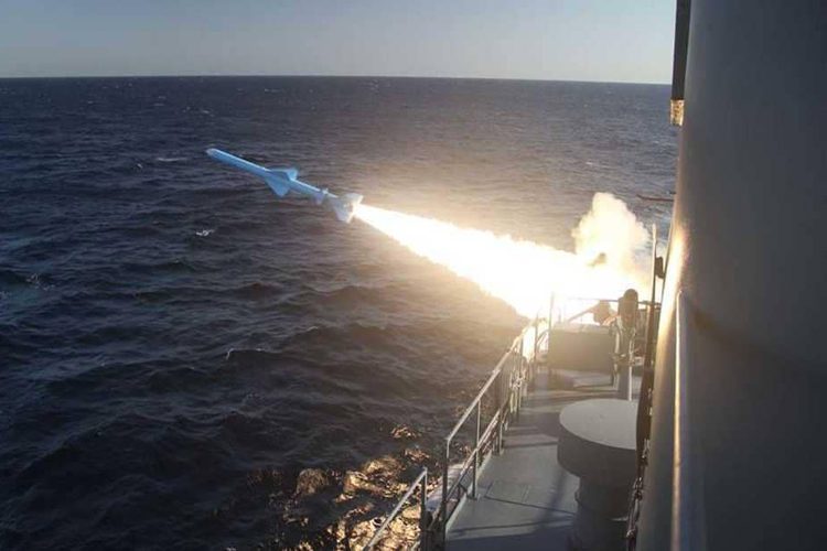 Une frégate iranienne tire accidentellement sur un navire ami lors d’exercices, 19 morts