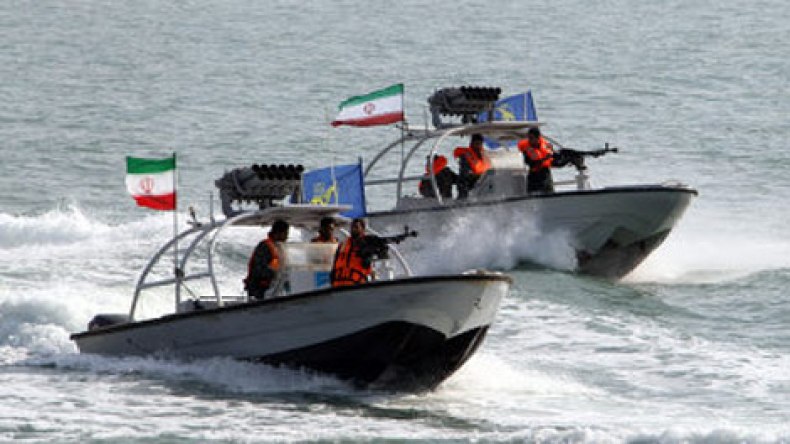 إيران تحتجز زورقي صيد تابعين للإمارات يقلان 13 شخصا