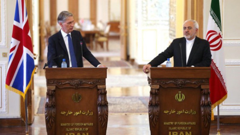 هاموند يطالب بتوخي الحذر في التعامل مع ايران